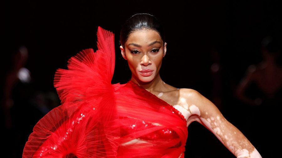 Im Netz verkündete Winnie Harlow die Verlobungs-News. (dam/spot)