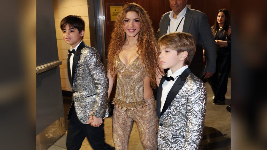 Shakira mit ihren beiden Söhnen bei der Grammy-Verleihung. (hub/spot)