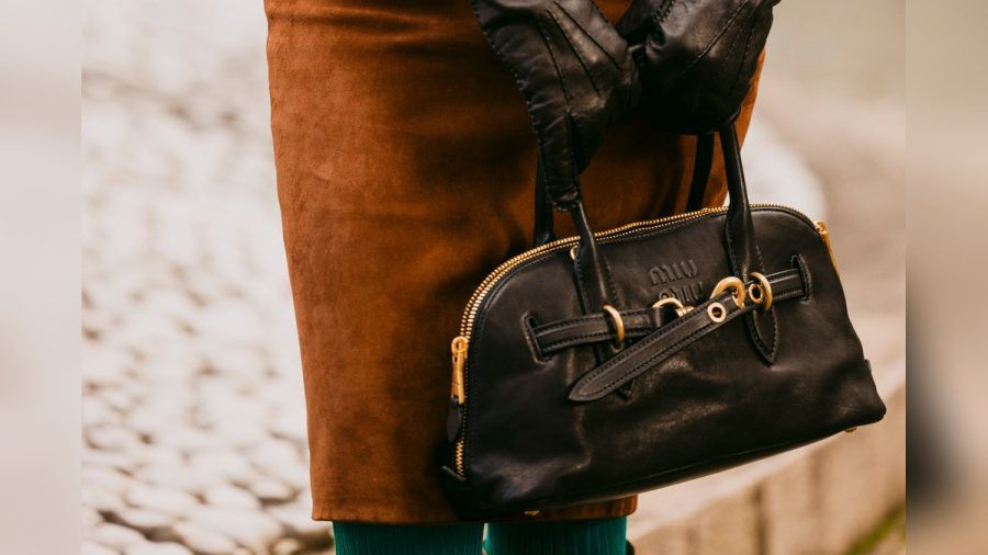 Buckle Bags gehören aktuell zu den angesagtesten Taschen. (paf/spot)