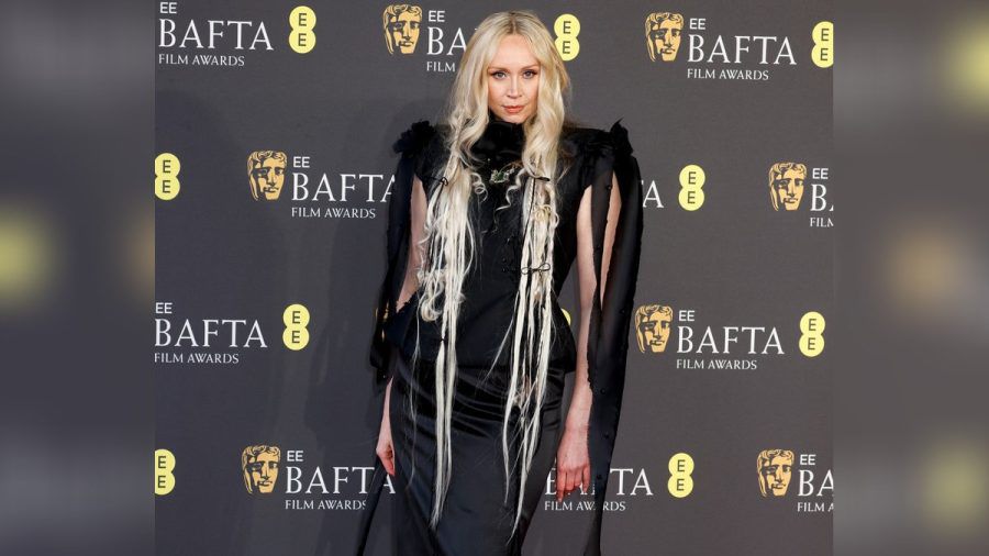 Es scheint, als hätte sich Gwendoline Christie bei ihrem Look für die BAFTA-Verleihung 2025 von der Ästhetik der Serie "Wednesday" inspirieren lassen. (the/spot)