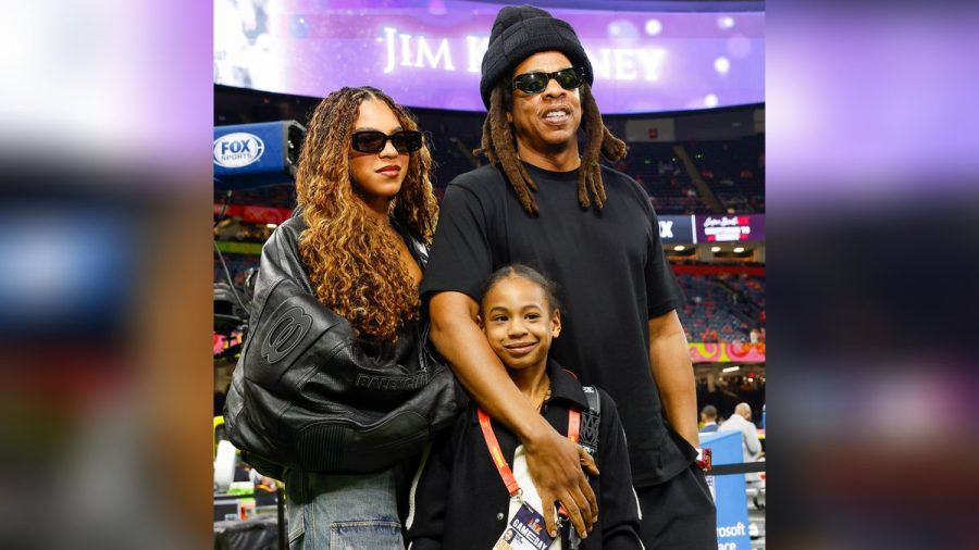 Blue Ivy gemeinsam mit ihrem Papa Jay-Z und ihrer jüngeren Schwester Rumi beim Super Bowl 2025. (the/spot)