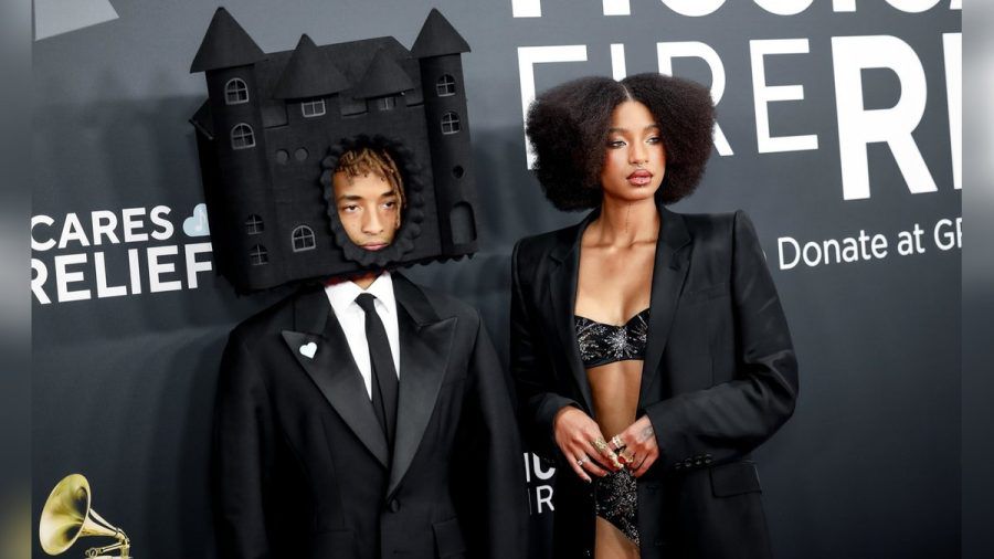 Jaden (l.) und Willow Smith erschienen in extravaganten Looks zu den Grammys. (ili/spot)