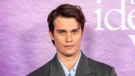 Nicholas Galitzine spielt in der Neuauflage des Fantasy-Abenteuers He-Man. (smi/spot)