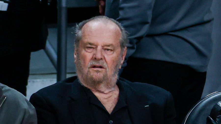 So haben wir Jack Nicholson zuletzt nur zu Gesicht bekommen: Etwas derangiert bei Basketballspielen (Foto von 2023). (smi/spot)