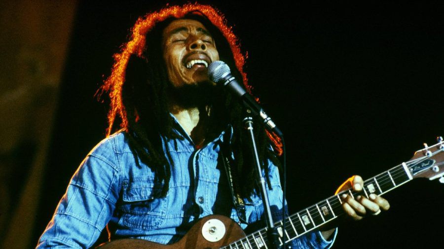 Reggae-Ikone Bob Marley im Jahr 1976 bei einem Konzert in Los Angeles (tj/spot)