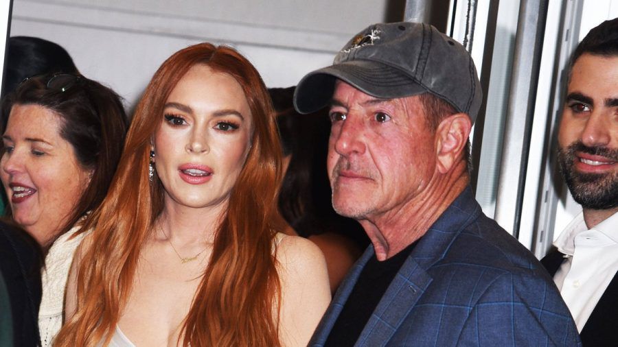 Lindsay Lohan hat ein schwieriges Verhältnis zu ihrem Vater Michael. Im März 2024 begleitete er sie aber zur Vorführung ihres Netflix-Films "Irish Wish" in New York. (ae/spot)