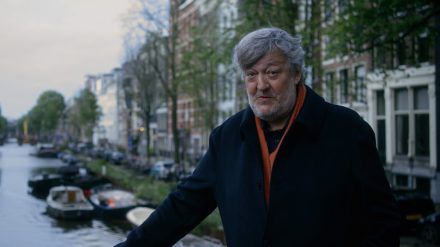 Stephen Fry stieß in Amsterdam auf eine ebenso spannende wie unbekannte Geschichte zweier Helden während der NS-Zeit. (stk/spot)