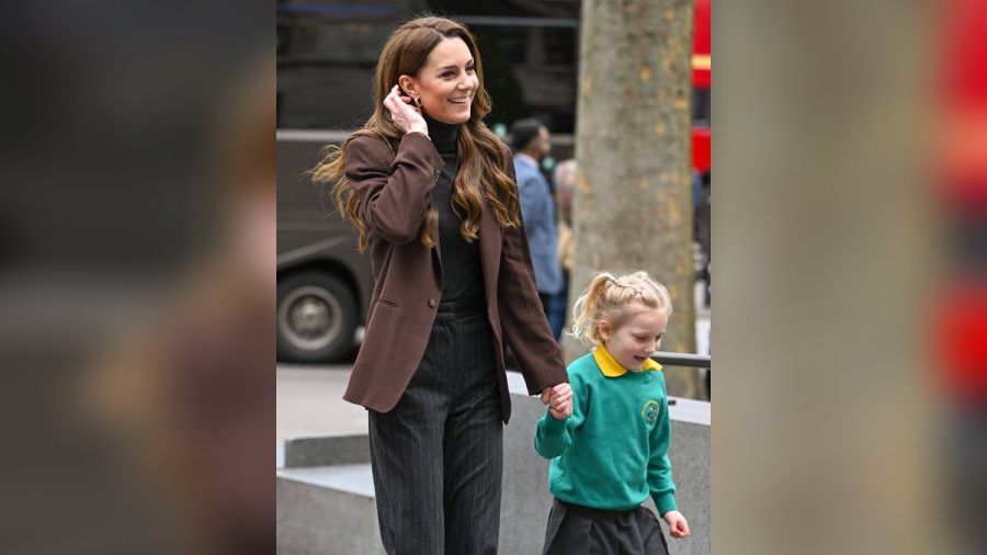 Prinzessin Kate mit der kleinen Grace am Dienstag in London. (dr/spot)