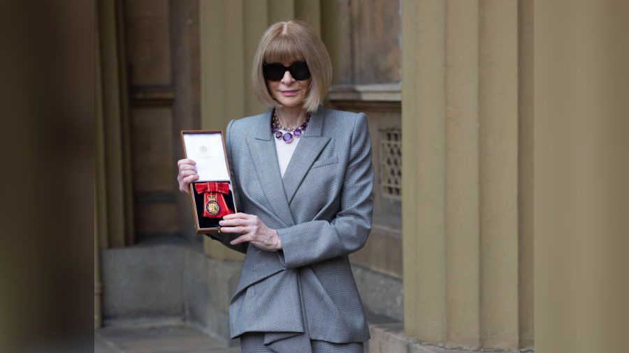 Anna Wintour am Dienstag mit ihrem Orden vor dem Buckingham Palast. (dr/spot)